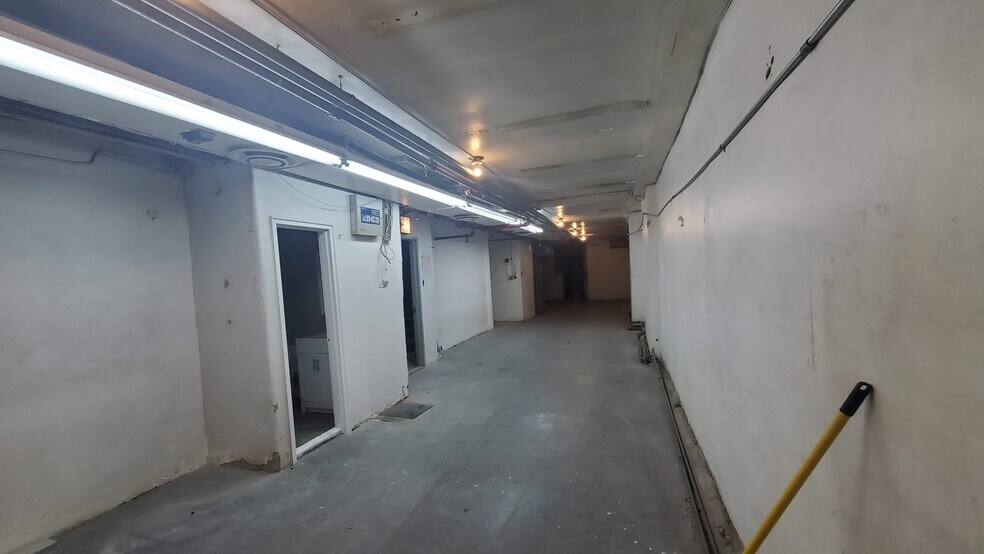 More Photos Of 16 W 37th St, New York Office For Lease