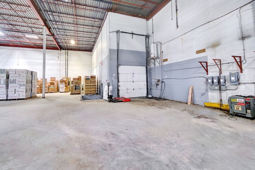 More Photos Of 8530 Av 8e, Montréal Warehouse For Lease