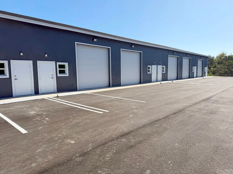 More Photos Of 1602 SE South Niemeyer Cir, Port Saint Lucie Warehouse For Lease