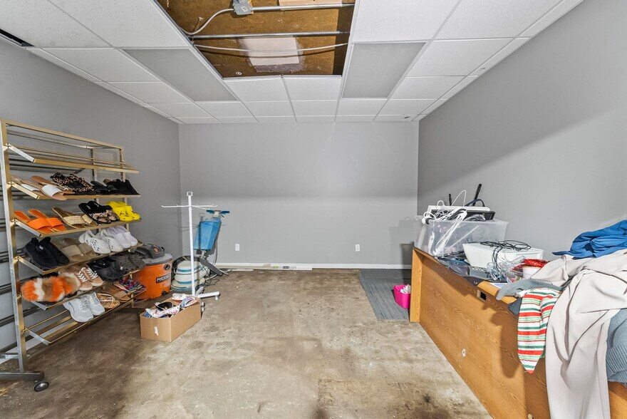 More Photos Of 909-911 Milton Rd, Alton Flex For Sale