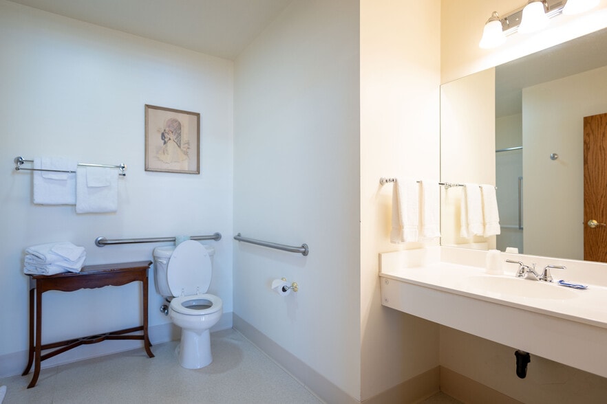 More Photos Of 35 W Jackson St, Millersburg Hotel For Sale