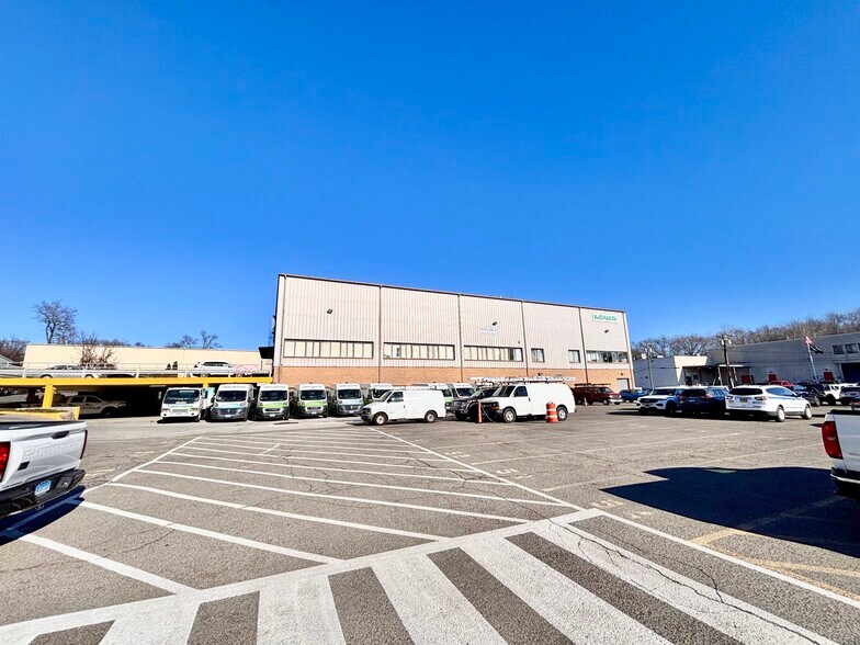 More Photos Of 86 Viaduct Rd, Stamford Warehouse For Lease
