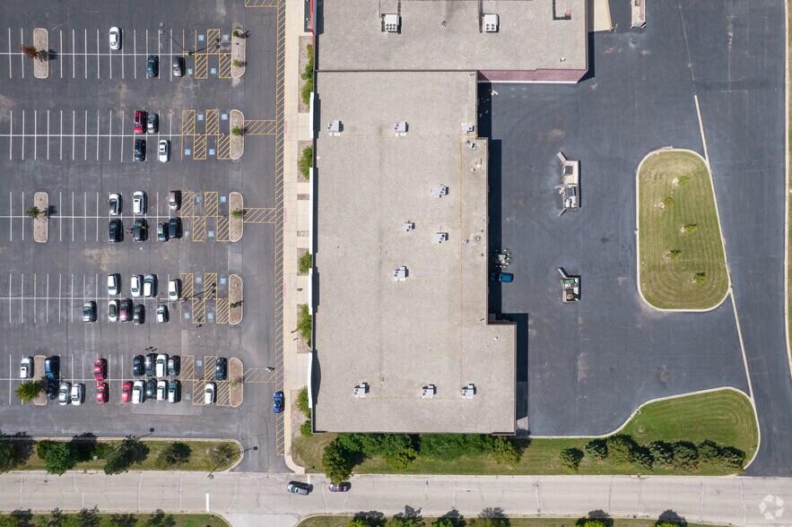 More Photos Of 260 E Rollins Rd, Round Lake Beach Unknown For Lease