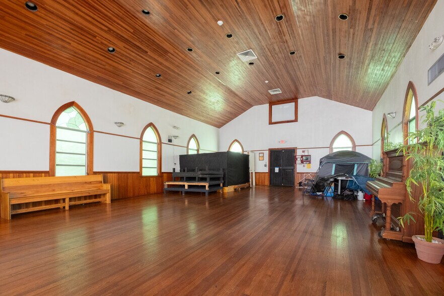 More Photos Of 619 NE 1st St, Gainesville Religious Facility For Sale