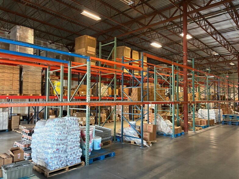 More Photos Of 2420 W Lynx Ln, Orlando Warehouse For Lease