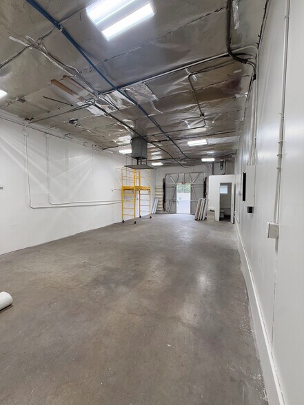 More Photos Of 7054-7104 Gerald Ave, Van Nuys Warehouse For Lease