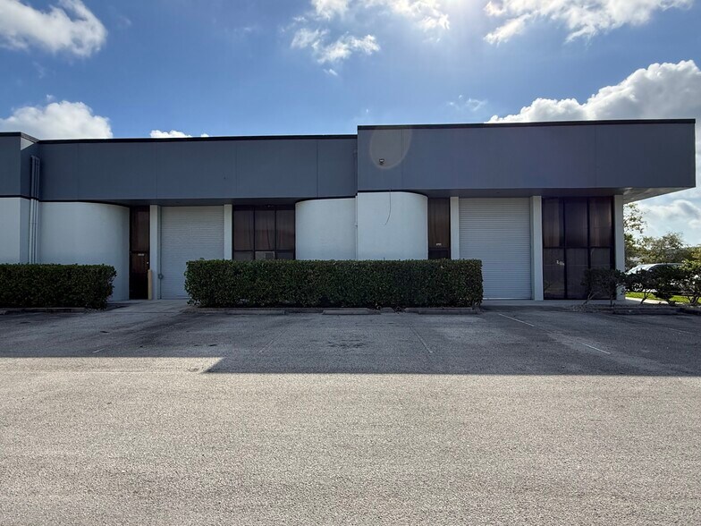 More Photos Of 2801-2847 SE Monroe St, Stuart Warehouse For Lease