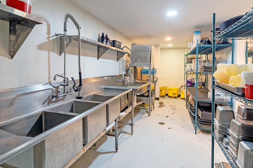 More Photos Of 18967 N US Highway 51, Elkville Mixed Retail For Sale