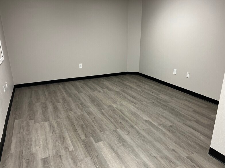 More Photos Of 5905 W US Highway 60, Republic Warehouse For Lease