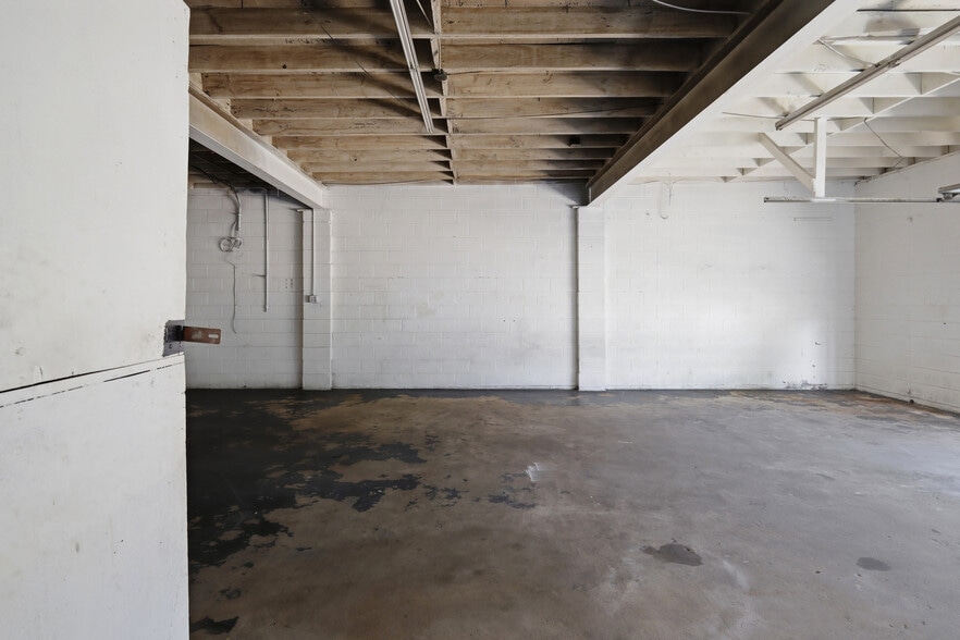 More Photos Of 679 E Main Ave, Taylorsville Flex For Sale