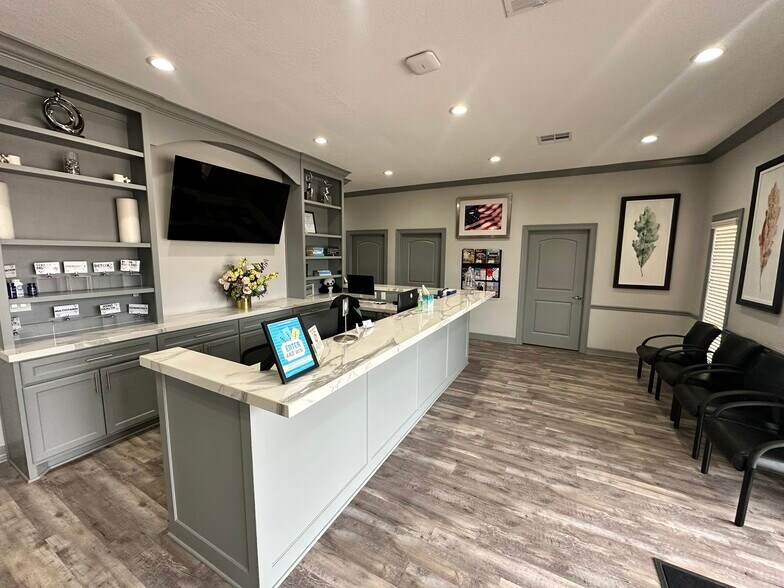 More Photos Of 2018 Broadway St, Pearland Office For Lease