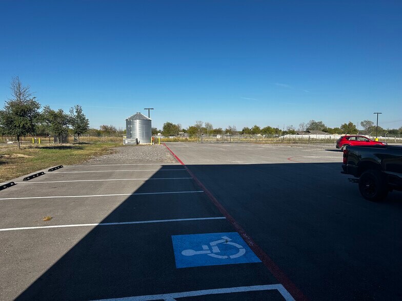 More Photos Of 11721 Von Quintus Rd, Austin Flex For Lease