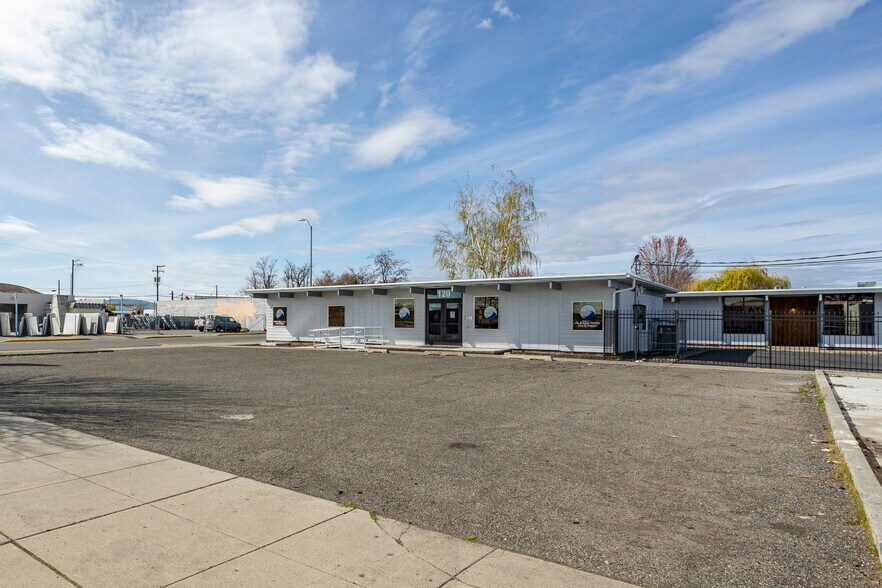 More Photos Of 611 W Columbia St, Pasco Office For Sale