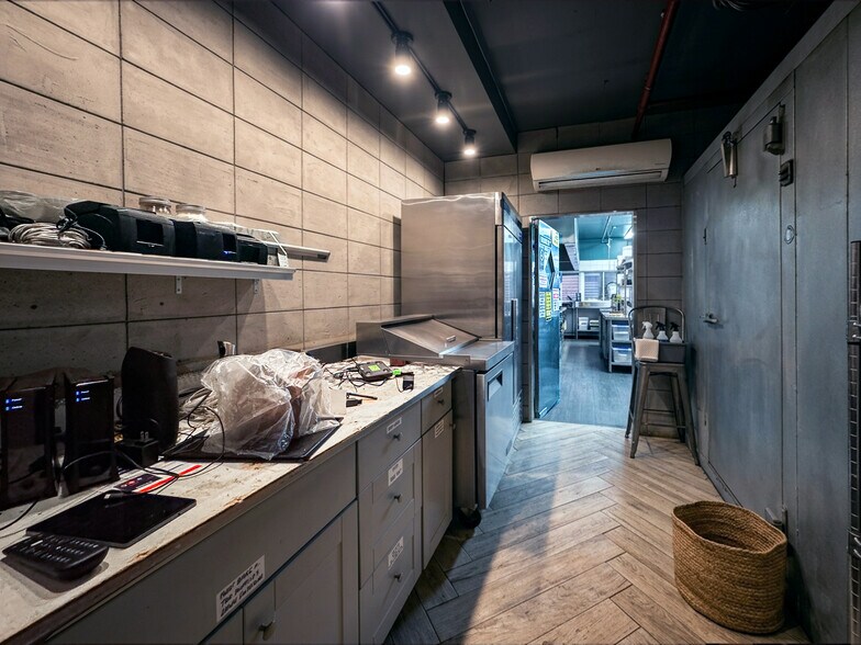 More Photos Of 646 Manhattan Ave, Brooklyn Storefront Retail Residential For Lease