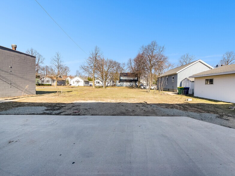More Photos Of 414 N Chestnut Ave, Green Bay Specialty For Sale