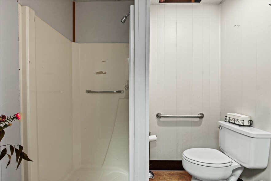 More Photos Of 304 W Jefferson St, Quincy Freestanding For Sale