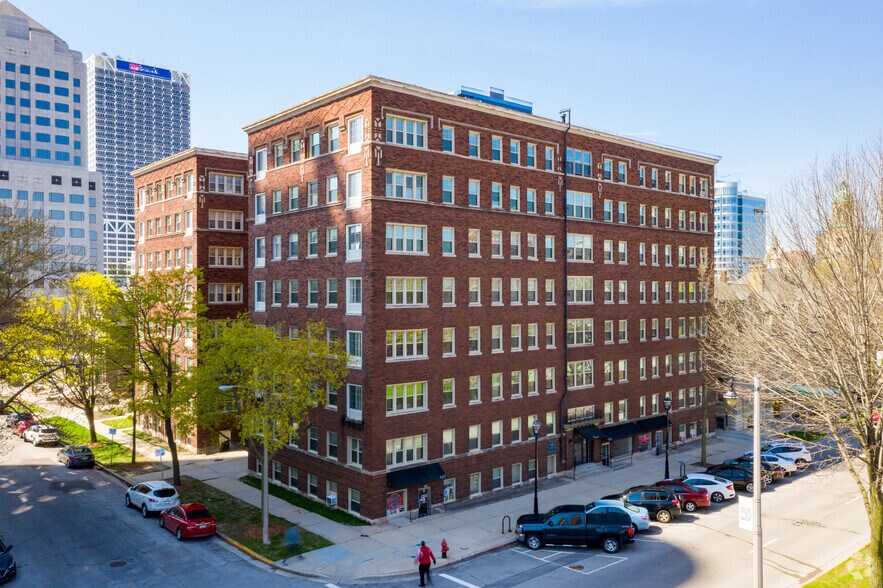 Primary Photo Of 821-833 N Kilbourn Ave, Milwaukee Apartments For Lease