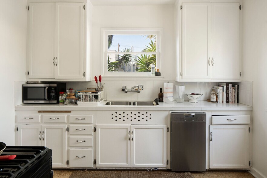 More Photos Of 608 Westminster Ave, Venice Apartments For Sale