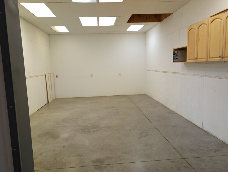 More Photos Of 12510 Fletcher Ln, Rogers Light Manufacturing For Lease