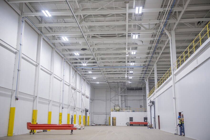 More Photos Of 927 N 19th Ave E, Newton Warehouse For Lease