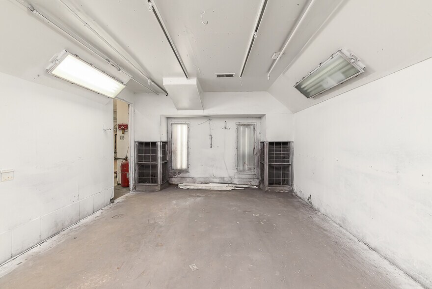 More Photos Of 6110 Merriam Ln, Shawnee Warehouse For Sale