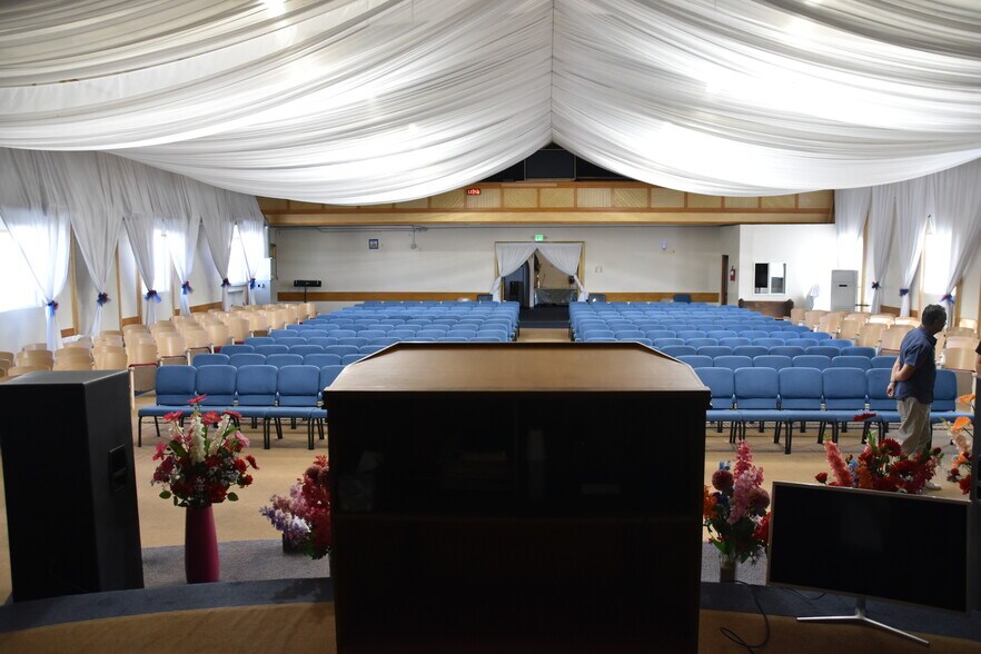 More Photos Of 120 E 25th St, Los Angeles Religious Facility For Lease