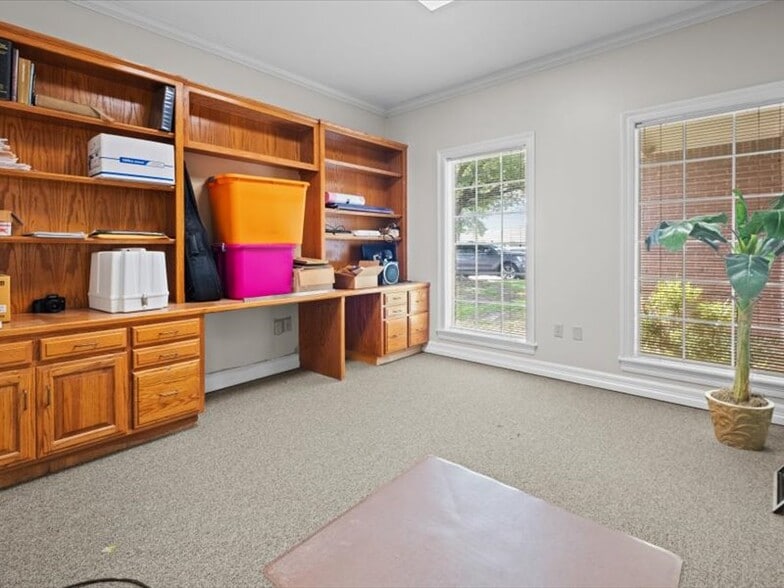 More Photos Of 123 Medical Dr, Palestine Healthcare For Sale