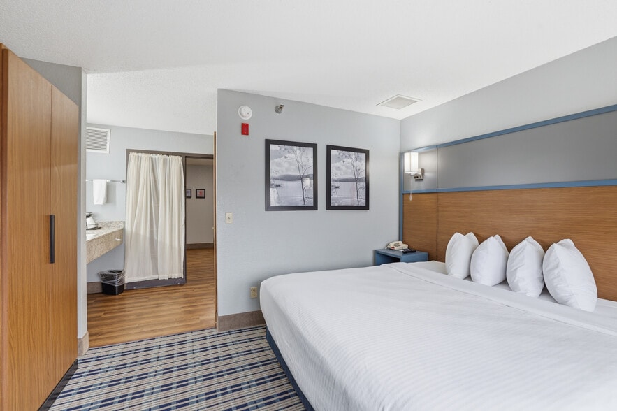 More Photos Of 4675 White Bear Pky, White Bear Lake Hotel For Sale