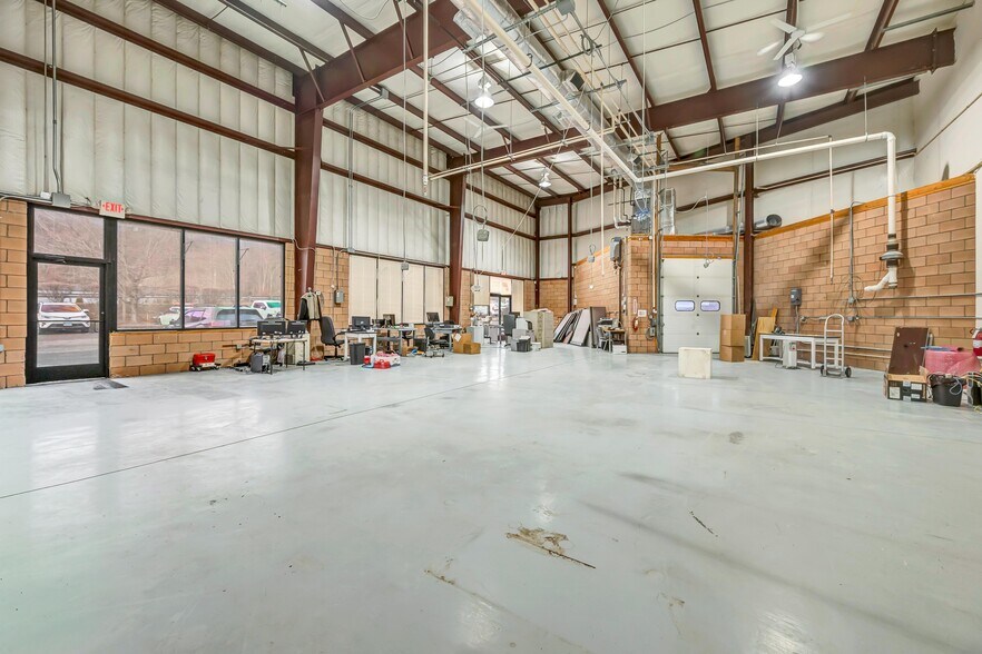 More Photos Of 1087 Federal Rd, Brookfield Warehouse For Lease