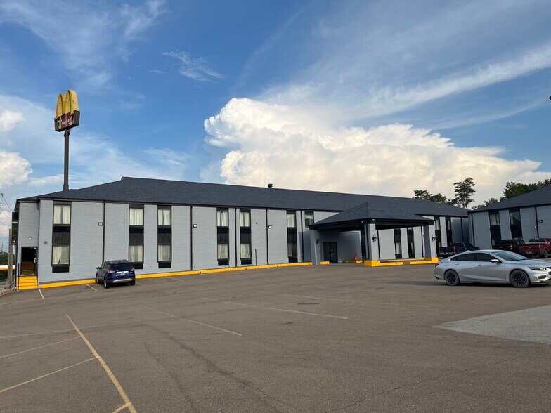More Photos Of 505 Brock Dr, Bloomington Hotel For Sale