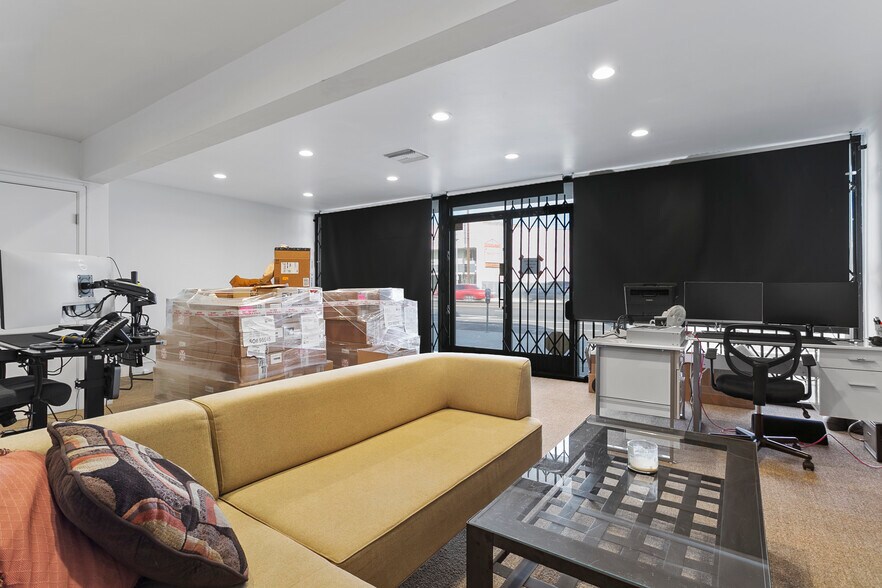 More Photos Of 22520-22522 Ventura Blvd, Woodland Hills Storefront Retail Office For Lease