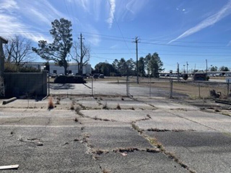 More Photos Of 21 Industrial Blvd, Eastman Office For Sale