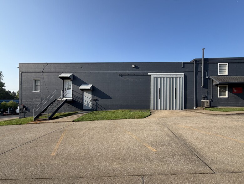 More Photos Of 385-387 Industrial Dr, Mount Juliet Warehouse For Lease