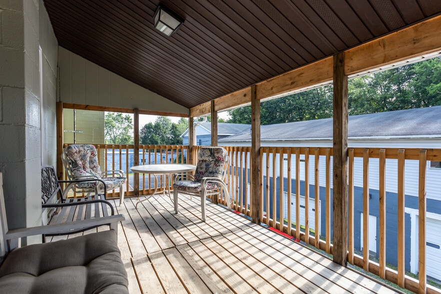 More Photos Of 218 Oak St, Grove City Office For Lease