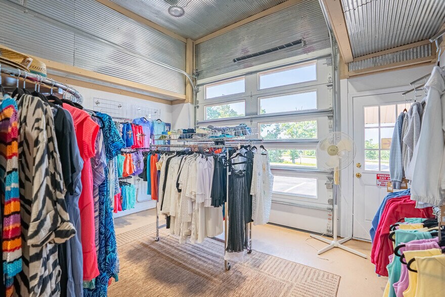 More Photos Of 8 Sunset Hills Ct, Sunrise Beach Storefront For Sale