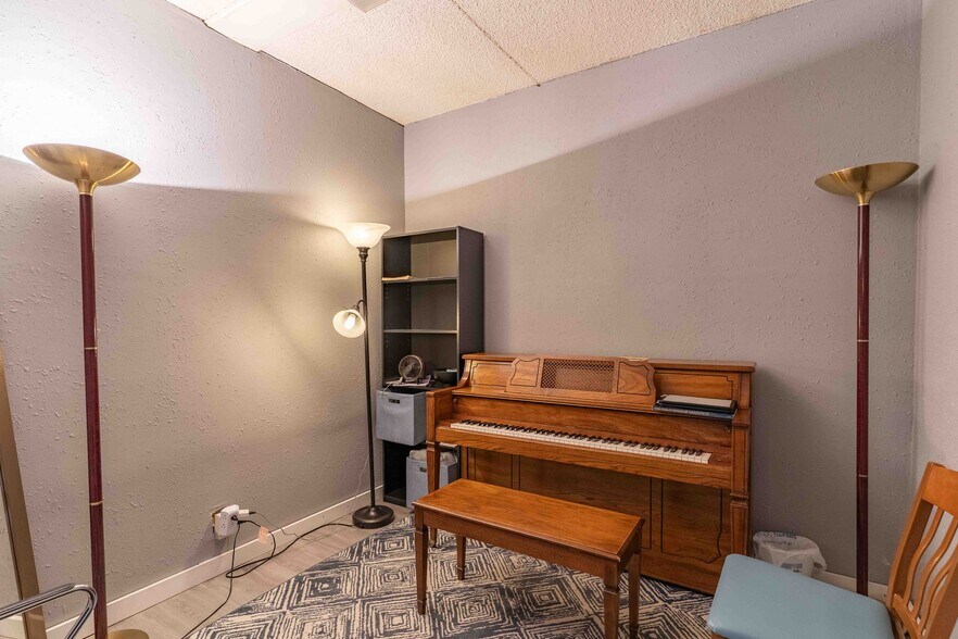 More Photos Of 120 S Commercial Ave, Farmington Office For Sale