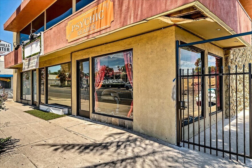 More Photos Of 19709 Ventura Blvd, Woodland Hills Office For Sale