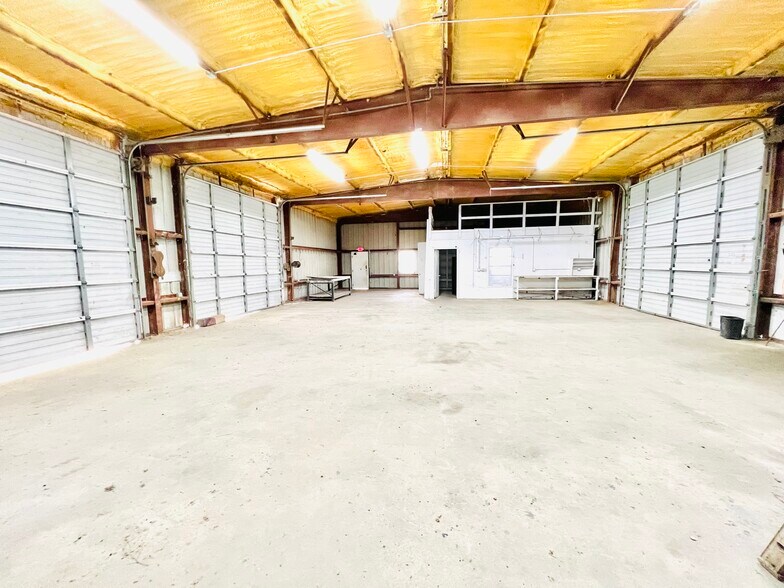 More Photos Of 4512 S Highway 35, Alvin Light Manufacturing For Lease