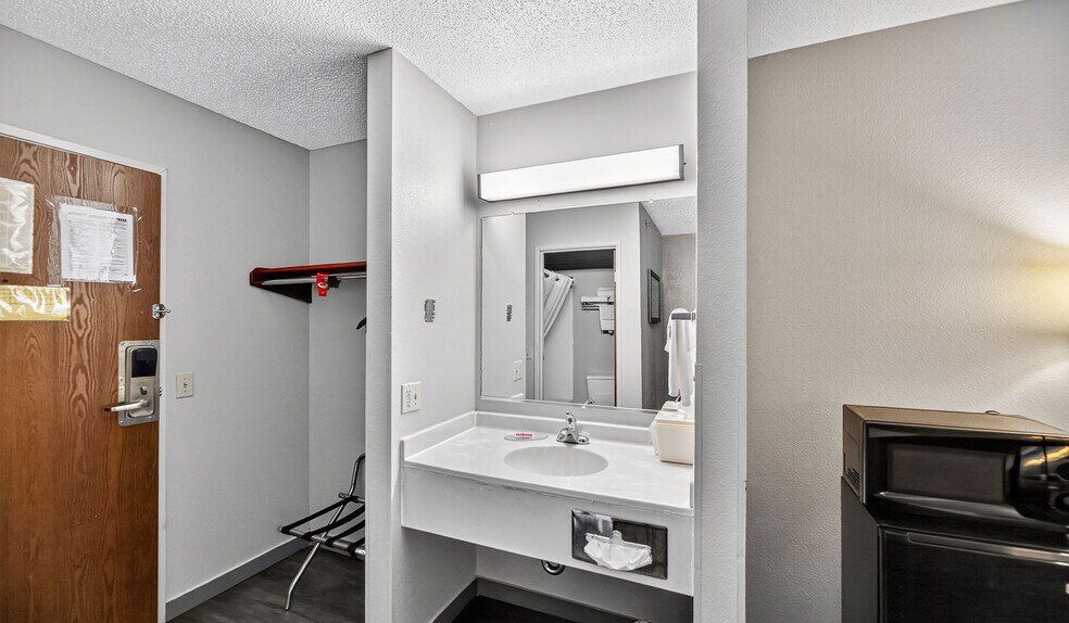 More Photos Of 2200 N Main St, Princeton Hotel For Sale