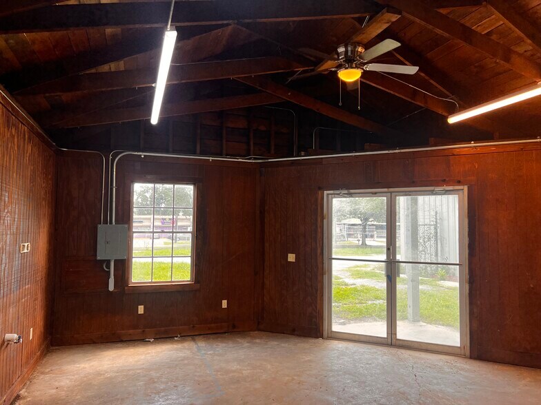 More Photos Of 11950 Alief Clodine Rd, Houston Light Distribution For Lease