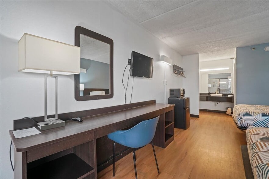 More Photos Of 105 Riverside Pky, Macon-Bibb Hotel For Sale