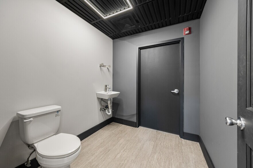 More Photos Of 7 Elmwood Dr, New City Office For Sale