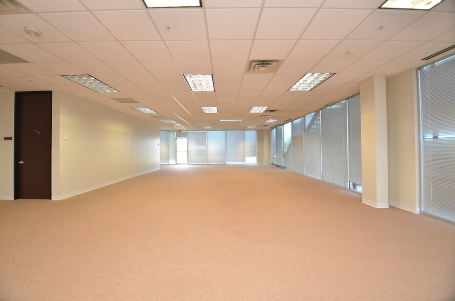 More Photos Of 7900 N Sam Houston Pky W, Houston Office For Lease