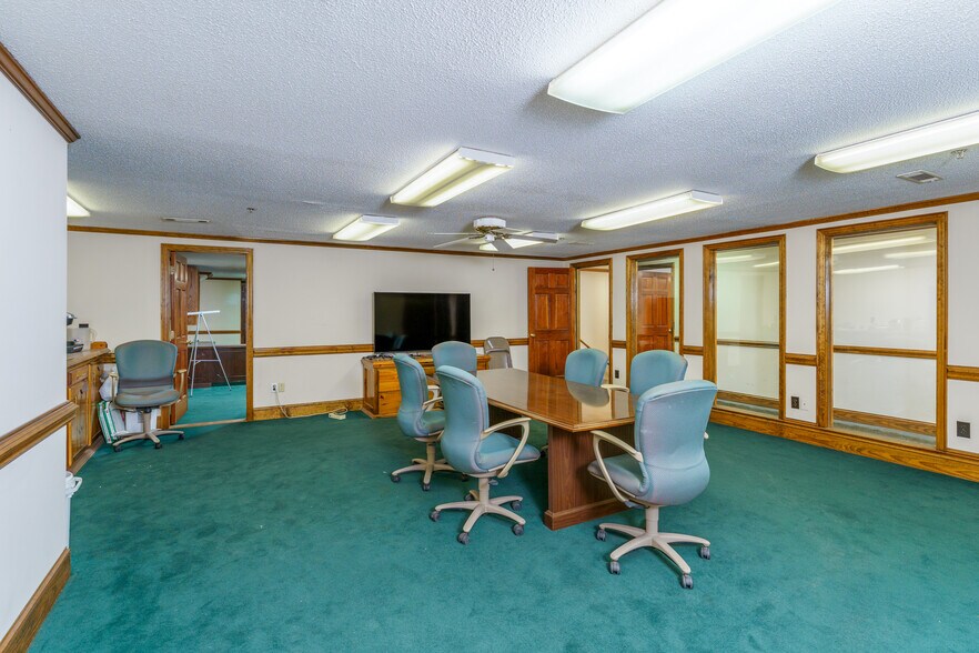 More Photos Of 1734 University Commercial Pl, Charlotte Warehouse For Lease