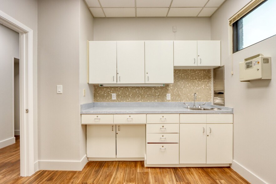 More Photos Of 1717 N Garrett Ave, Dallas Medical For Sale