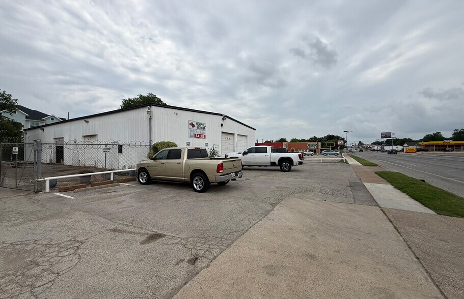 More Photos Of 3621-3623 Hemphill St, Fort Worth Industrial For Lease