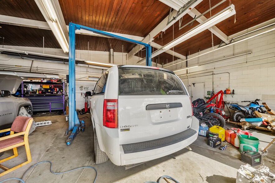 More Photos Of 348 N Riverside Ave, Medford Auto Repair For Lease
