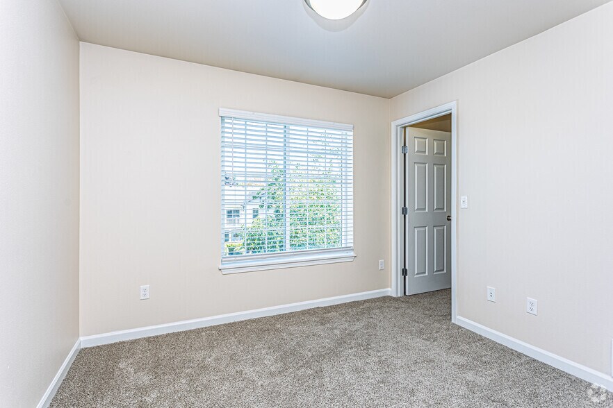 More Photos Of 1430 Wilmington Dr, Dupont Apartments For Lease