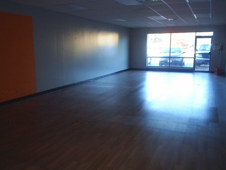 More Photos Of 3951-3975 E Livingston Ave, Columbus Storefront For Lease