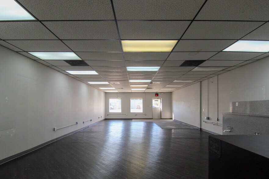 More Photos Of 30958-30960 Ford Rd, Garden City Storefront For Lease